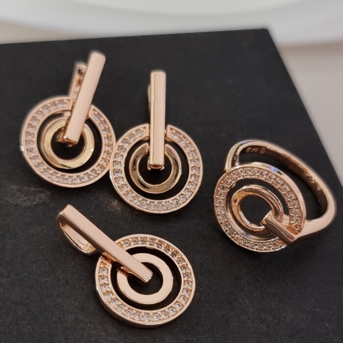 Комплект ювелирной бижутерии коллекция "Дубай" серьги, кулон и кольцо 17 р, покрытие позолота, вставка: фианиты, цвет: прозрачный, арт.314.900-17